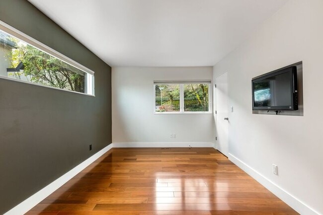Building Photo - 302 NW Albemarle Terrace