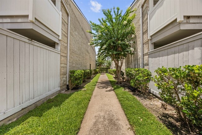 Building Photo - 10673 Braes Bend Dr