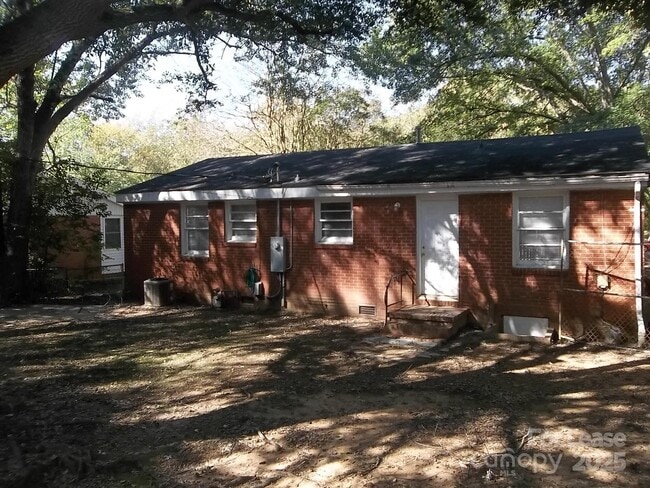 Building Photo - 3530 Eastwood Dr