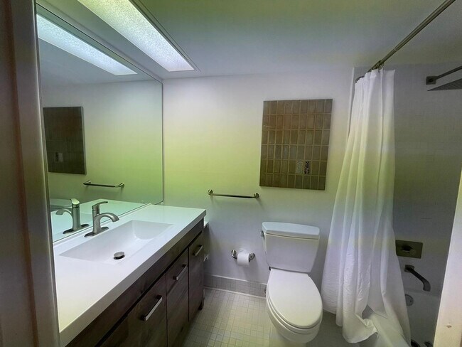 Building Photo - 2651 S Palm Aire Dr