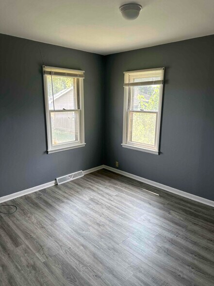 Building Photo - 149 E 1st St