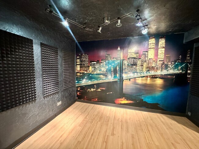 Building Photo - MOVE-IN SPECIAL - One Month Off! 3 Bedroom...