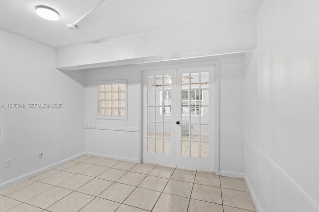 Building Photo - 318 Majorca Ave