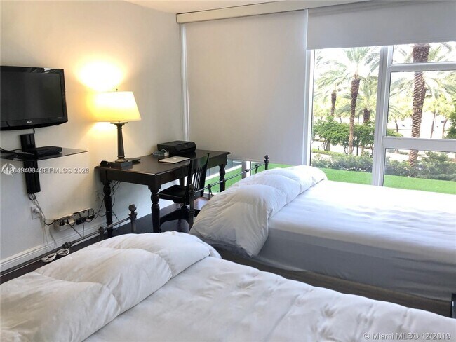Building Photo - 10275 Collins Ave