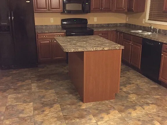 Building Photo - 421 Maywood Ct