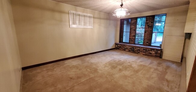 Building Photo - Fantastic Sylvan Setting off Ballinger Lake Forest Park