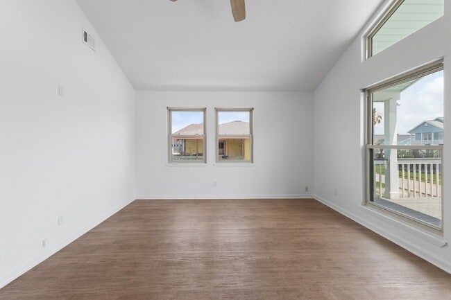 Building Photo - 4014 Kent Dr