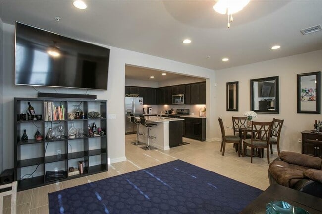 Building Photo - 6814 E Riverside Dr