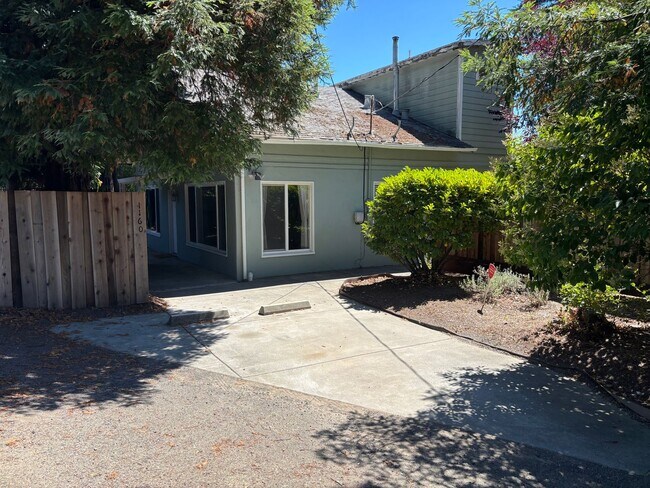 Building Photo - Charming 3 bedroom 2 bath home Sebastopol!!