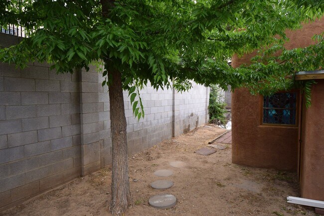 Building Photo - 6008 Quemado Dr NE