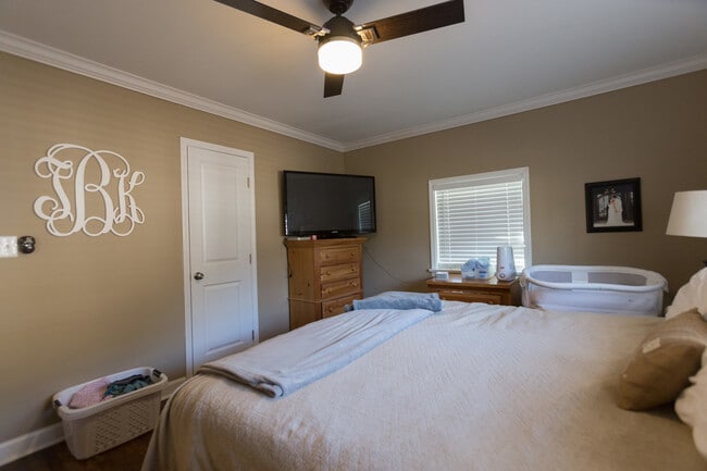 Building Photo - 3 Br home minutes away from campus!