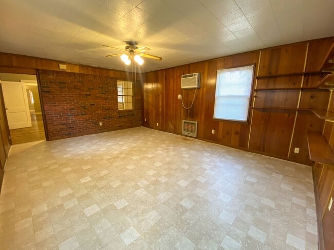 Building Photo - 1 bedroom, living dining den near Central and Highland