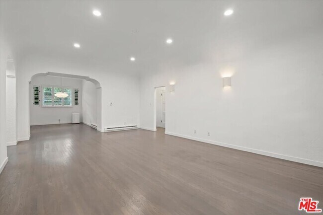 Building Photo - 1218 N La Cienega Blvd