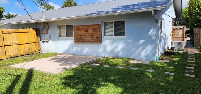Building Photo - 728 SW 36th Terrace