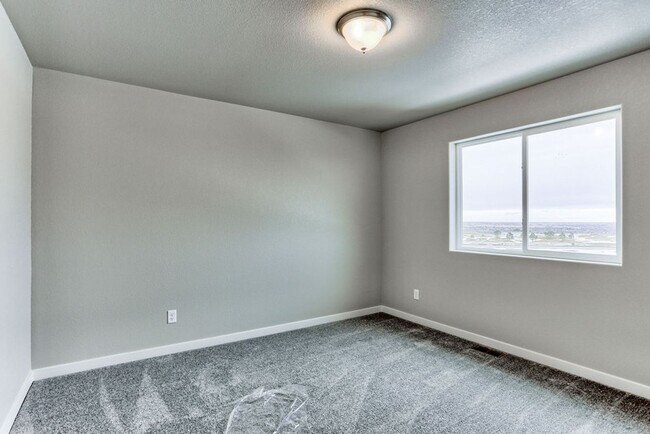 Building Photo - 3 Bedroom 3 Bath home in Raindance