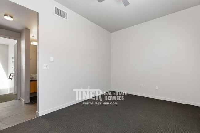 Building Photo - 1322 E Sutter Walk