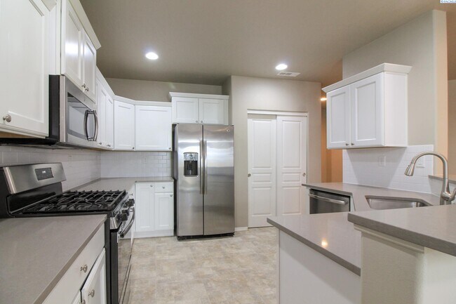 Building Photo - West Pasco 3 bed/2 bath Home