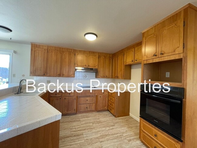 Building Photo - Beautiful four bedroom home in South Salinas