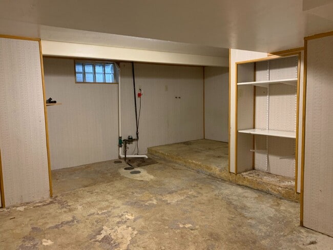 Building Photo - 5 Bedroom Across from NDSU!!