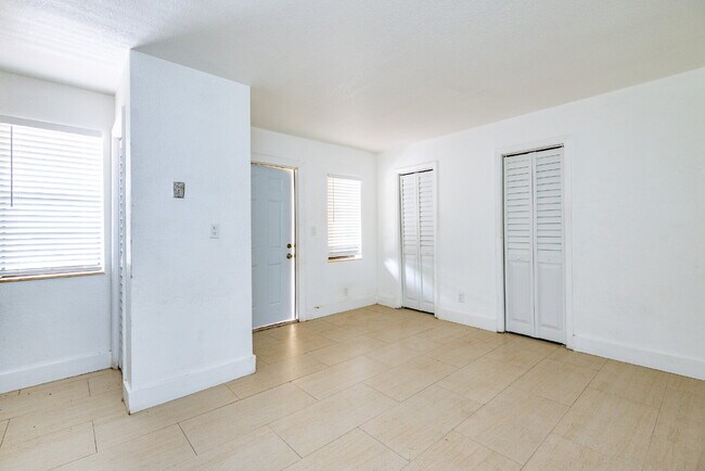 Building Photo - Bright & Modern 1-Bedroom Apartment in Pri...