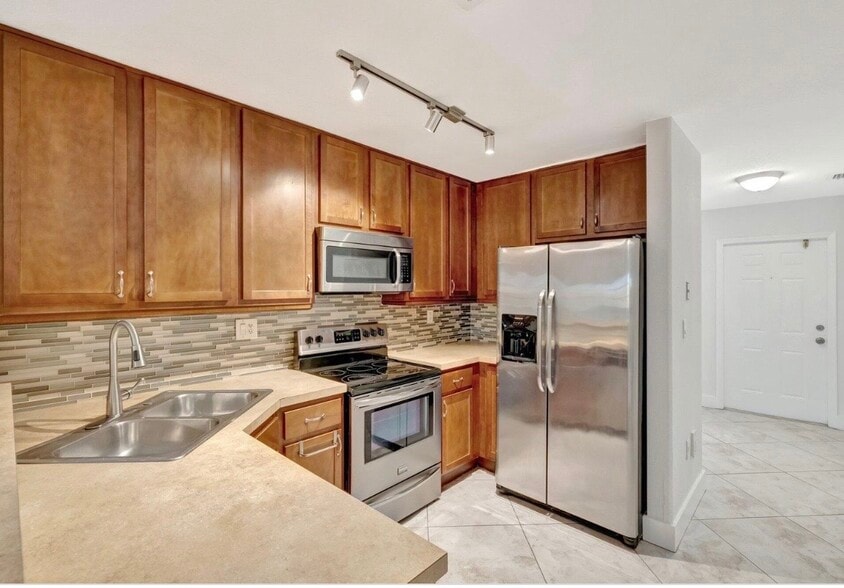 Primary Photo - 3055 Riverside Dr