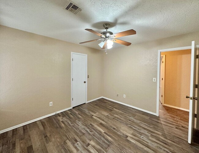 Building Photo - New flooring and paint!