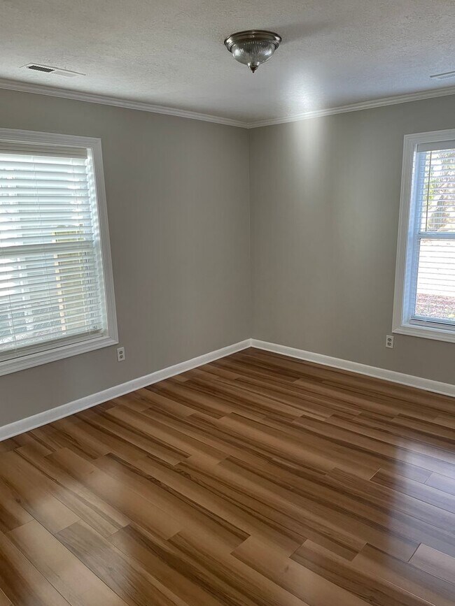 Building Photo - 3 Bed 2 Bath in Hapeville!