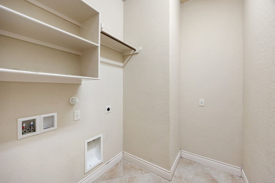 Building Photo - 518 Lucrezia