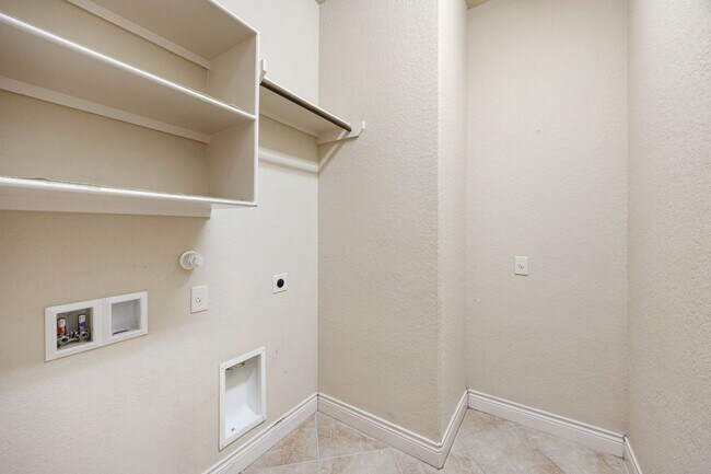 Building Photo - 518 Lucrezia