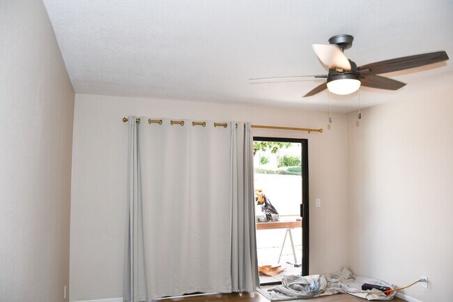 Building Photo - Newly remodeled and updated