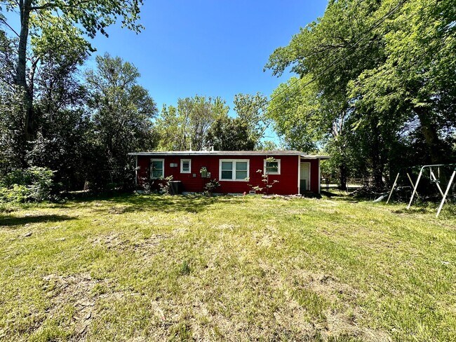 Building Photo - 3 bed, 1 bath with large fenced back yard, w/d connections
