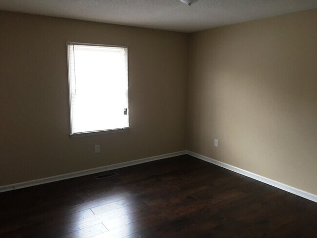 Building Photo - Charming townhouse convenient to downtown Concord!