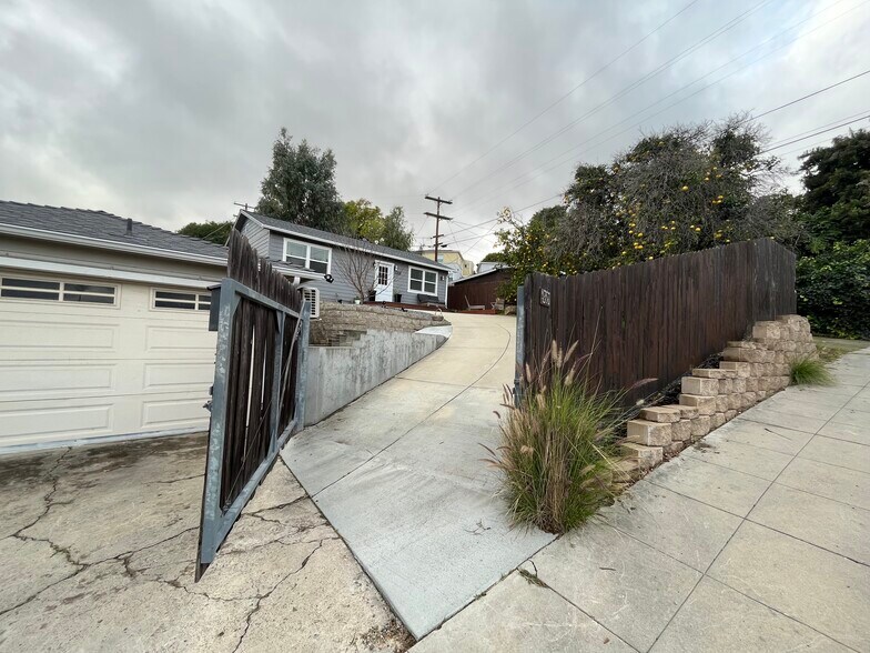 Walkway entrance - 4358 Aragon Dr