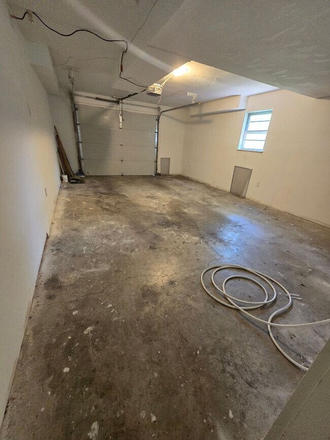 Building Photo - 722 Pear Tree Cir