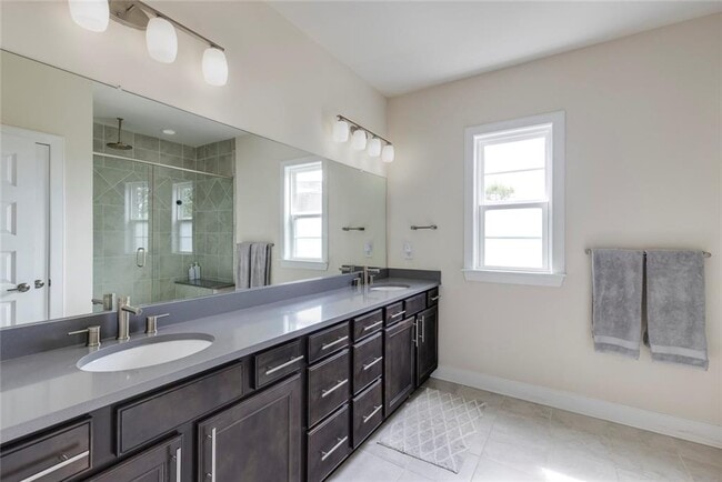 Building Photo - 842 Stonehill Ln