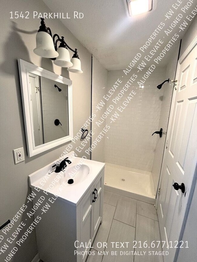 Building Photo - 1542 Parkhill Rd