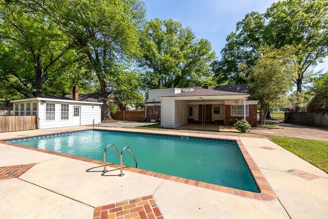 Building Photo - 1539 Brookside Dr