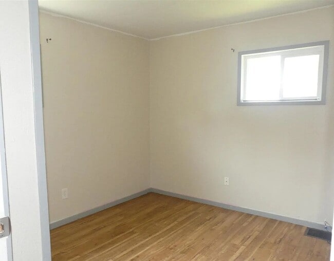 Building Photo - Thomas Duplex