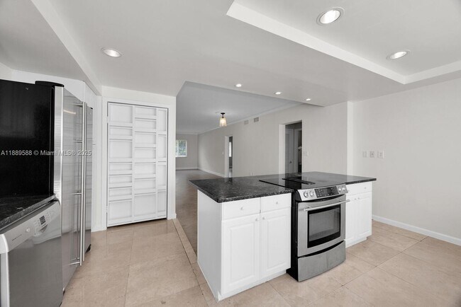 Building Photo - 940 Sevilla Ave