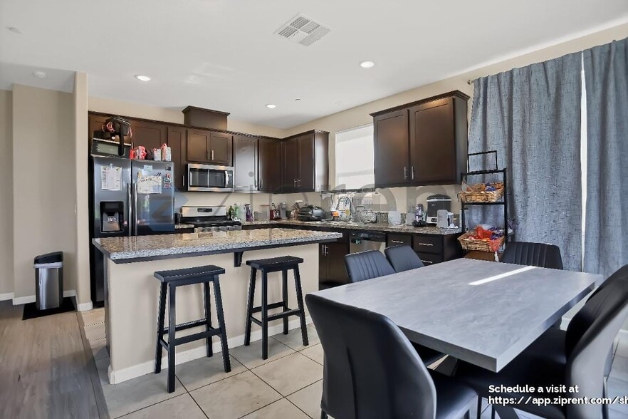 Building Photo - 1104 Greenbrier Dr