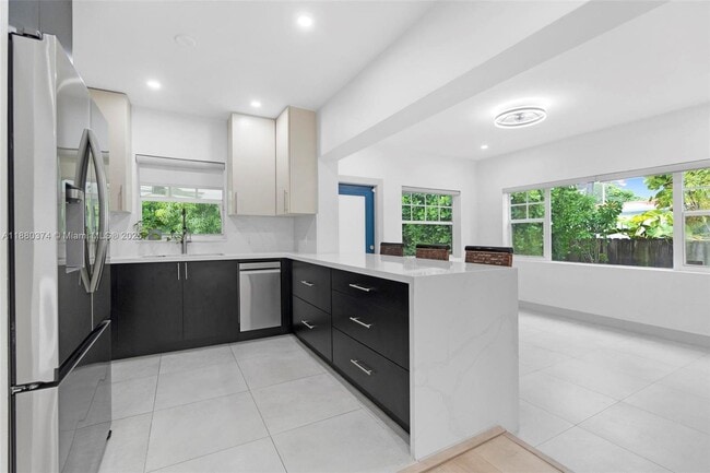 Building Photo - 570 SW 45th Ave