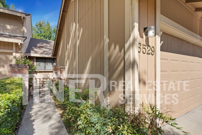 Building Photo - Updated & Beautiful Crosswoods Home