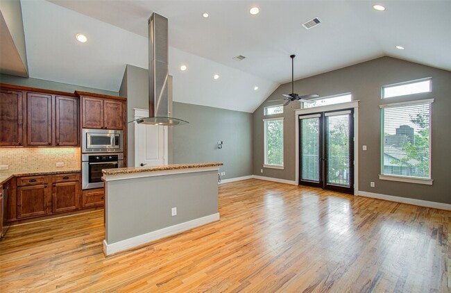 Building Photo - 1034 Dunbar St