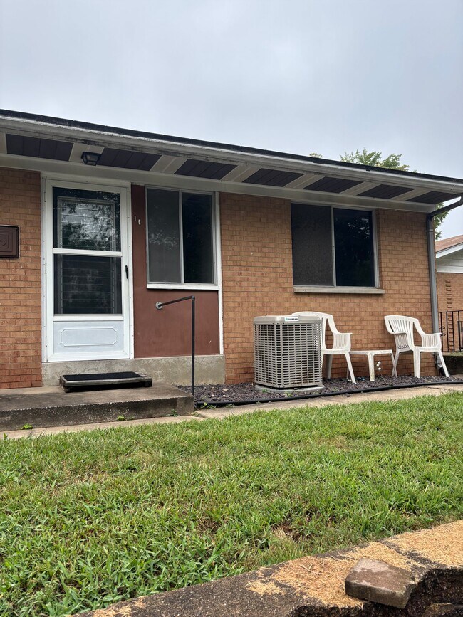 Building Photo - 411 E Vandalia St