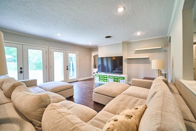 Building Photo - 5506 Dumfries Dr