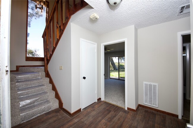 Building Photo - 315 Twin Lakes Blvd W