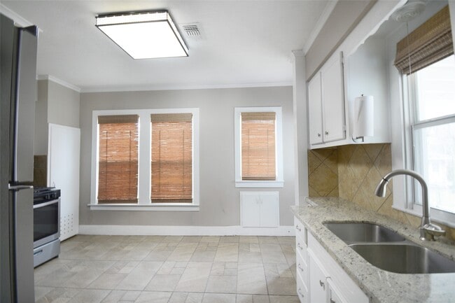 Building Photo - 407 N Chappell Hill St