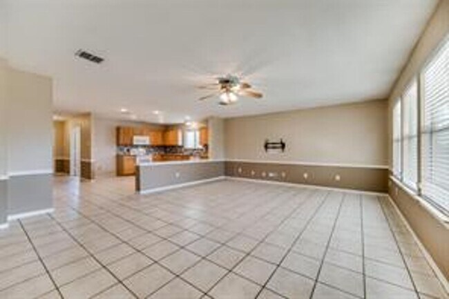 Building Photo - Freshly Updated 3 bedroom spacious beauty!!