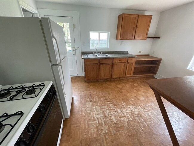 Building Photo - 603 E Golf Ave