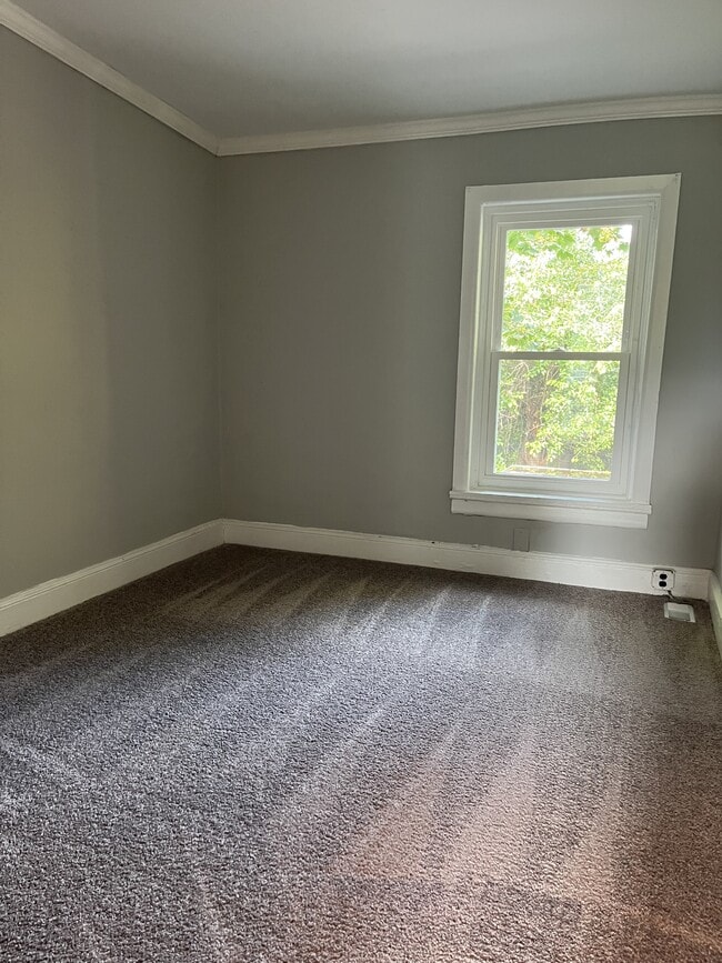 Building Photo - 322 E 11th St